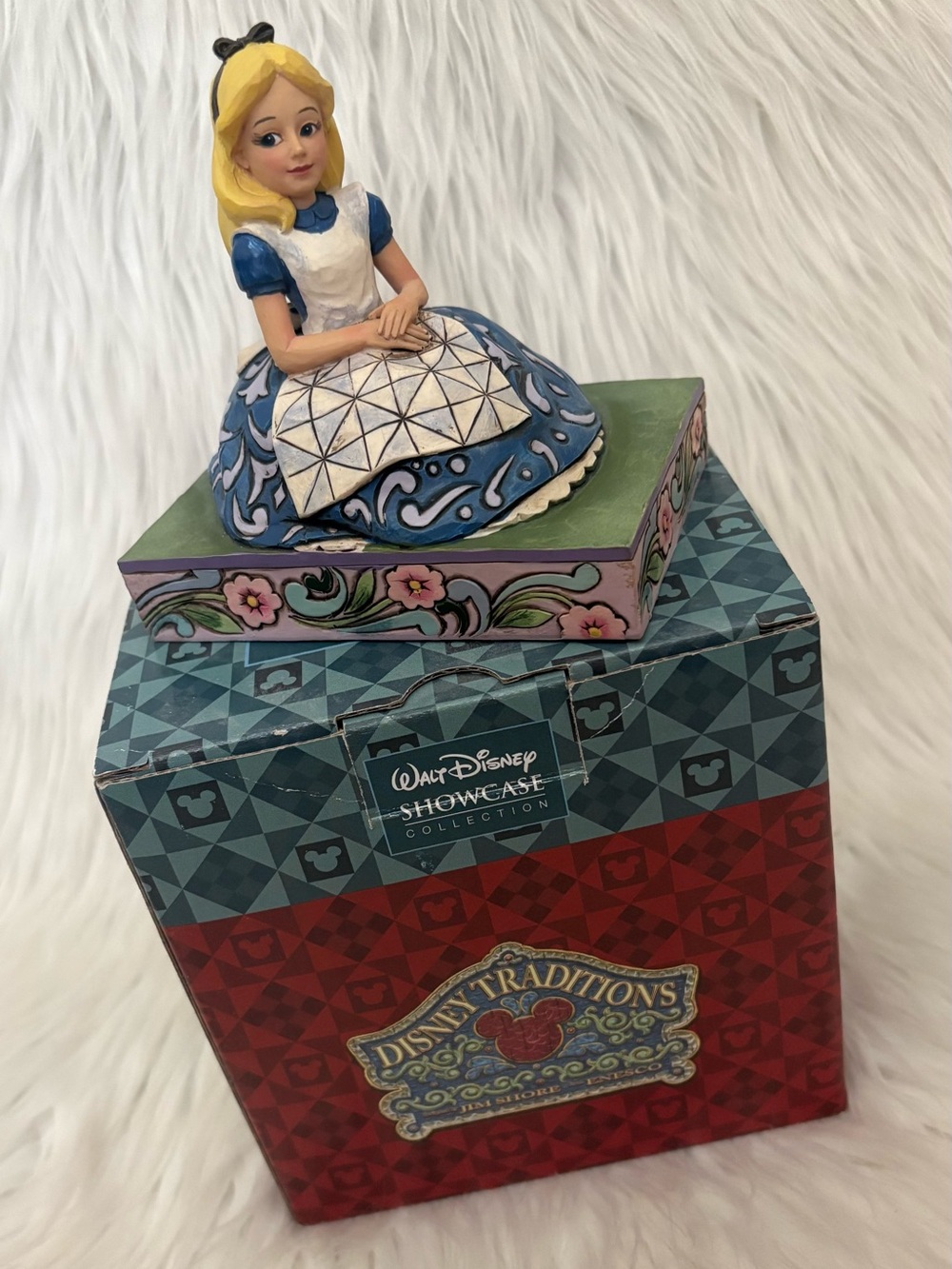 Disney Showcase Jim Shore Alice in Wonderland “Awaiting an Adventure” Figurine